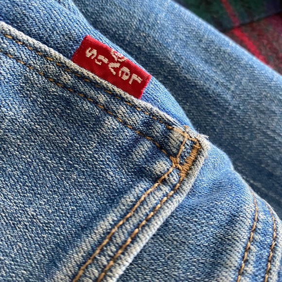 Levi’s Slimming Straight Jeans - Picture 4 of 6